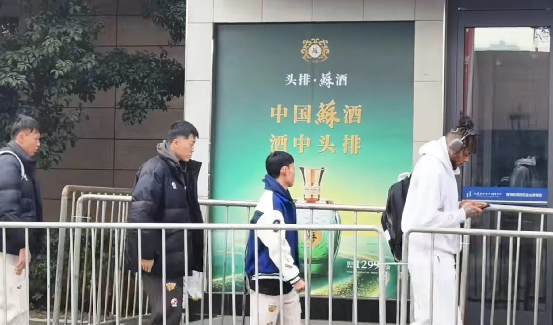 不畏艰难，球队客场战胜对手名列前茅